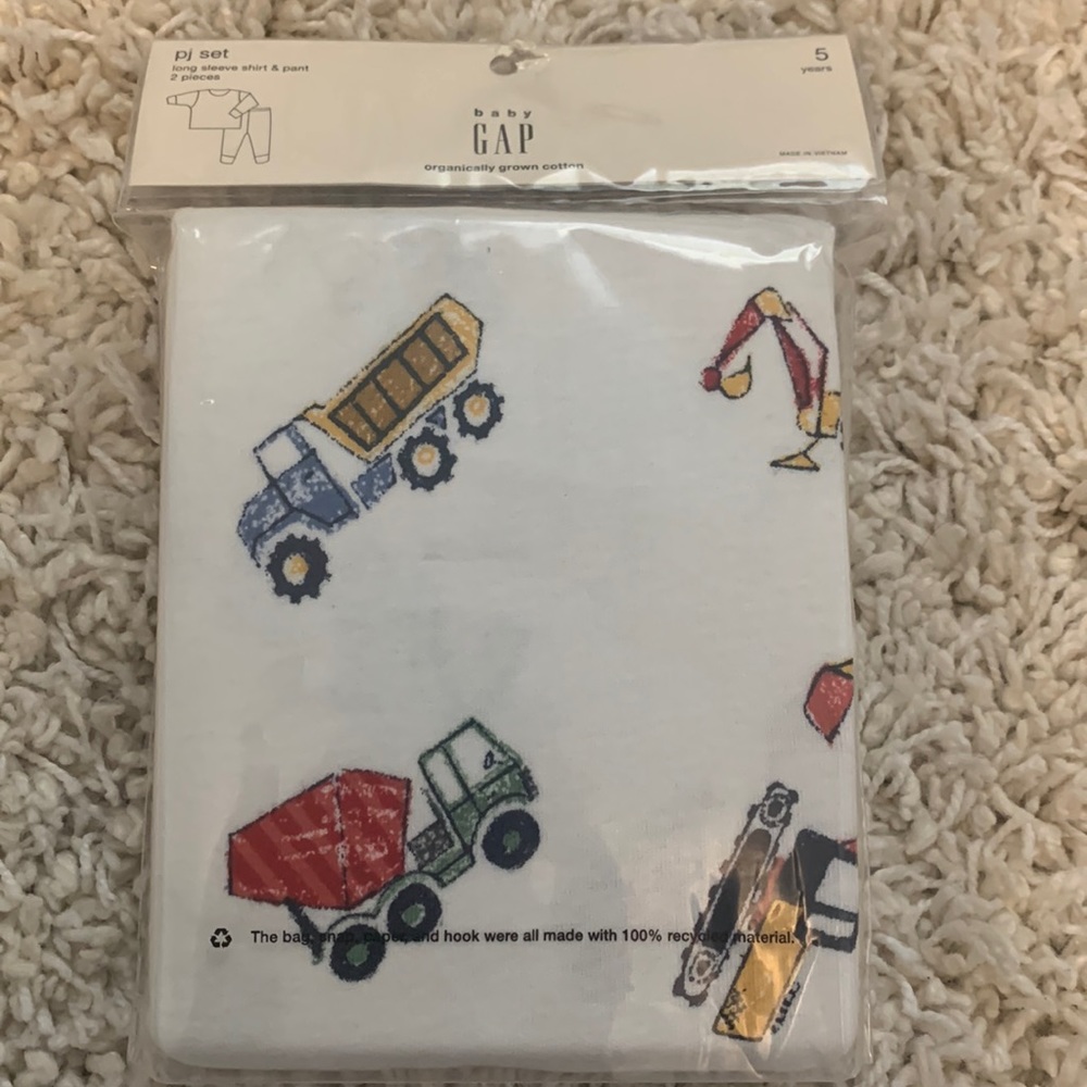 NWT Gap 2PC LS Pajamas Trucks Size 5